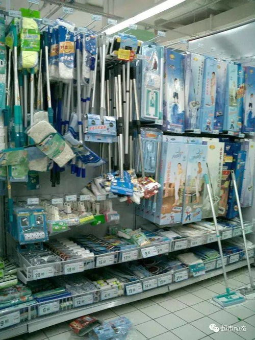 超市日雜百貨區(qū) 拖把擺放的藝術與實用